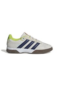 Baskets Adidas blanches et grises avec des bandes bleu marine, une doublure intérieure vert citron, une semelle marron et des lacets blancs, vues de côté extérieur.