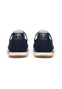 Sneakers in suede blu navy con dettagli bianchi, punta rotonda, suola in gomma naturale e logo dorato sul retro. Tessuto testurizzato e dettagli del tallone lisci.