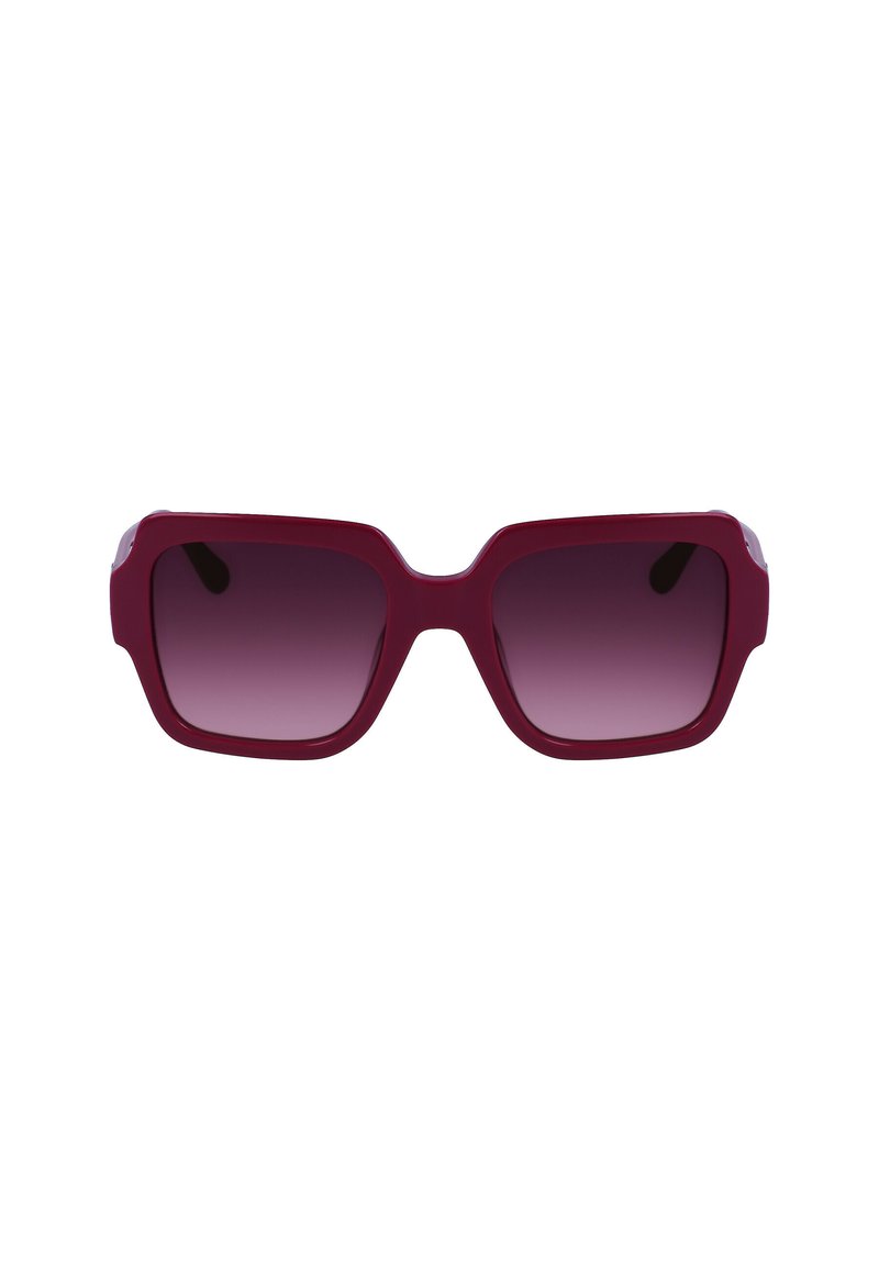 Gafas de sol de un burdeos intenso con un grueso marco cuadrado. Las lentes degradadas pasan de un morado oscuro a un morado claro, y cuentan con detalles plateados en las bisagras.