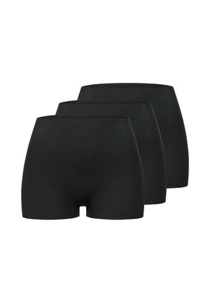 Drei schlichte, schwarze nahtlose Boxershorts diagonal auf weißem Hintergrund gestapelt.