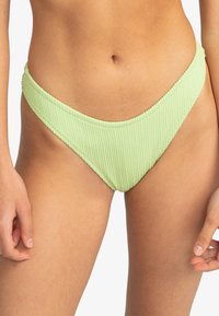 Šviesiai žalia juostuota bikini apatinė dalis su aukštu pjūviu ir vidutiniu uždengimu. Turinti tekstūruotą audinį ir lygų juosmenį.