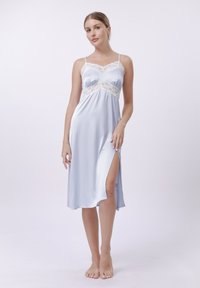 Vestito da notte in satin azzurro chiaro con rifinitura in pizzo, spalline regolabili, taglio a mezza lunghezza e una fessura laterale. Texture liscia e design fluido.