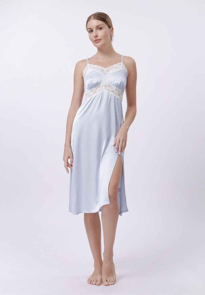 Vestito da notte in satin azzurro chiaro con rifinitura in pizzo, spalline regolabili, taglio a mezza lunghezza e una fessura laterale. Texture liscia e design fluido.