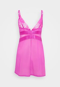 Lingerie en tulle rose avec des bonnets en dentelle, des bretelles réglables et une taille en satin, présentant une texture légère et un design évasé.