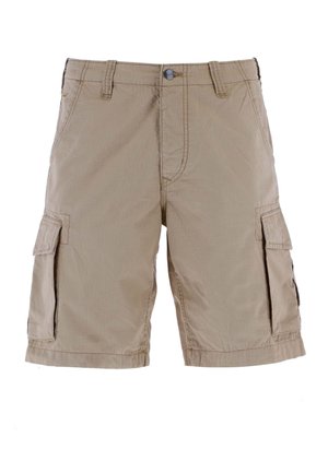 Short cargo beige avec fermeture par bouton, passants pour ceinture, poches côté couture et poches à rabat sur les deux cuisses sur fond blanc.