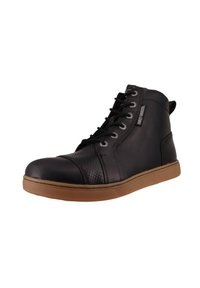 Czarne skórzane sneakersy wysokie z teksturowanym noskiem, kontrastującą gumową podeszwą oraz sznurówką z sześcioma oczkami i uchwytem.