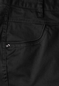 Schwarze Stoffhose mit einer Rückentasche mit Druckknopf, flachen Nähten und einer glatten Textur. Das Design ist schlicht und funktional.