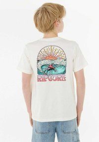 Camiseta blanca de algodón con un colorido gráfico de surf en la parte posterior, que incluye un estallido de sol, olas y el texto "RIPCURL" en rosa.