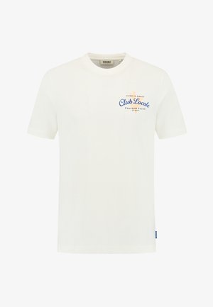 Fehér, rövid ujjú pamut póló, amelynek elülső részén egy kék és narancssárga nyomott logó található, rajta a "Club Locale" felirattal.