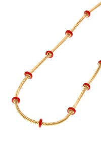 Náhrdelník zlaté barvy s řetězem obsahujícím zvlněné články a červené kulaté akcenty rozmístěné po celém designu. Hladký povrch s lesklým povrchem.