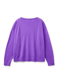 Oversized paarse trui met lange mouwen, een ronde hals en ribgebreide zoom. Zacht, textuurstof met een gladde uitstraling.