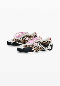 Zapatillas de leopardo con cordones rosas, suela de goma y acentos en negro contrastante. Parte superior de tela blanca con detalles de cuero.