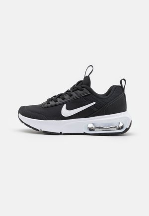 Zwart-witte Nike Air Max-schoen met zichtbaar luchtkussen in de zool, zwarte veters en witte Nike-swoosh aan de zijkant.