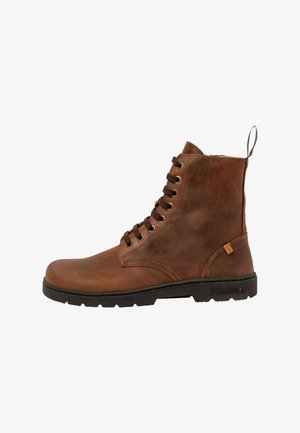 Botas de cuero marrón hasta el tobillo con un diseño de cordones, punta redonda, suela de goma y un tirador en la parte posterior; presentan ojetes y costuras marrones.