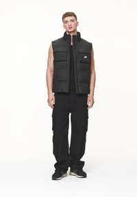 Pegador TARBAL PUFFER VEST - Strukirani kaput - black