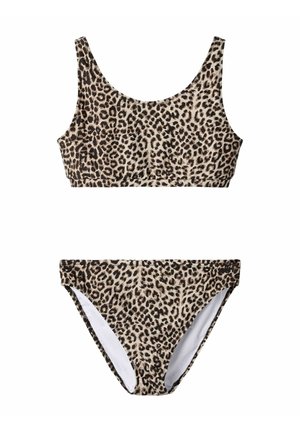 Maillot deux pièces à imprimé léopard avec un haut à encolure arrondie et un bas taille haute, présentant des taches marron et noires sur un fond beige.