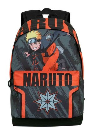 Mochila negra y naranja con un diseño de personaje de Naruto, texto "NARUTO" y un emblema de estrella sobre un fondo gris texturizado.