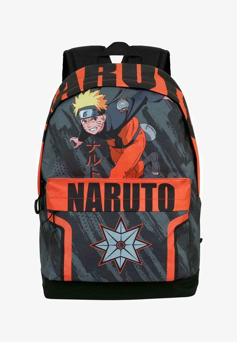 Zwarte en oranje rugzak met een Naruto karakterontwerp, de tekst "NARUTO," en een sterembleem op een textuurgrijze achtergrond.