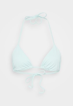 Gaiši zils trīsstūrveida bikini tops, izgatavots no mīksta auduma, ar regulējamām saitēm kaklā un aizmugurē, nodrošinot pielāgojamu fit.