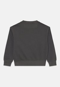 Felpa grigia, misto cotone, colletto rotondo, maniche lunghe, polsini e orlo a costine, texture liscia, retro semplice con piccolo etichetta di tessuto sul colletto.