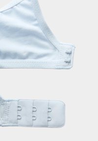 Lichtblauwe beha-band van stof met een gladde textuur, voorzien van drie haak-en-oogsluitingen voor verstelbare pasvorm en een gestikte randafwerking.