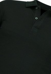 Zwart polo shirt van zacht katoen, met een knoopsluiting bij de kraag met twee knopen, korte mouwen en een schoon, minimalistisch design.