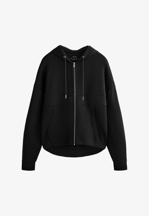 Schwarzer Kapuzenpullover mit Reißverschluss, Fronttaschen, Kordelzügen und leicht geschwungenem Saum, auf weißem Hintergrund dargestellt.