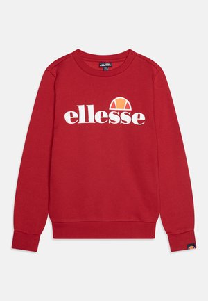 Felpa rossa realizzata in un tessuto morbido, con il logo bianco "ellesse" stampato sul petto e una piccola grafica arancione e bianca sopra il logo.