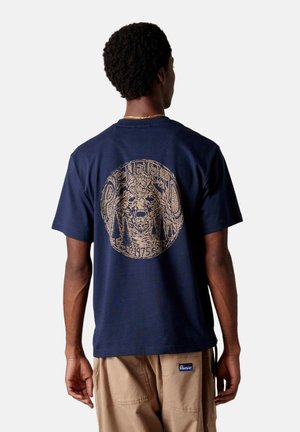 WILDE BEAR S/S - Camiseta estampada - navy blazer