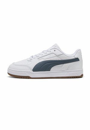 Biały sneaker o niskim profilu z szarą boczną lamówką, perforowanym noskiem, sznurowanym zapięciem i jasnobrązową gumową podeszwą, widok z boku.