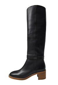 Bota de cuero negra hasta la rodilla con tacón cuadrado apilado marrón y correa decorativa alrededor del tobillo.
