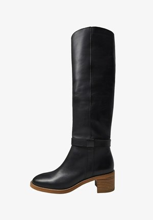 Schwarze knielange Lederstiefel mit braunem, gestapeltem Blockabsatz und dekorativem Riemen um den Knöchel.