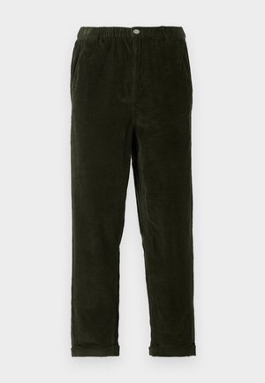 Donkergroen ribfluwelen broek met een gestructureerde afwerking, voorzien van een elastische tailleband, zijzakken en taps toelopende pijpen.