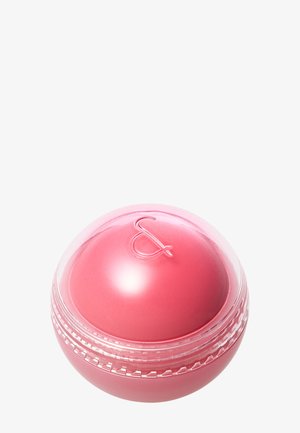 Runder rosa Lippenbalsambehälter mit klarem Schraubdeckel und eingeprägtem Und-Zeichen oben, isoliert auf weißem Hintergrund.