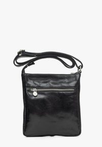 Czarna skórzana torba na ramię o gładkiej fakturze, z zewnętrzną kieszenią na zamek i regulowanym paskiem. Posiada minimalistyczny design i srebrne akcesoria.