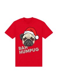 Camiseta corta de manga roja con un pug de dibujos animados que lleva un gorro de Santa; texto impreso "BAH HUMPUg" en una fuente juguetona con acentos claros.
