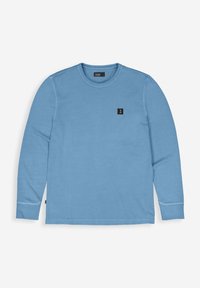 Helles blaues Langarmshirt mit Rundhalsausschnitt, das auf der Brust ein kleines schwarzes Logopatch und gestickte Details entlang der Nähte aufweist.