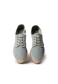 Espadrillas in tela blu chiaro con rifiniture in juta beige, dotate di punta arrotondata e tre paia di occhielli per lacci su ogni scarpa.