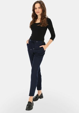 - Spodnie materiałowe