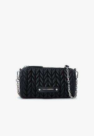 Bolso de mano negro acolchado de cuero con cadena plateada y placa de marca "Karl Lagerfeld" en plata en el frente.