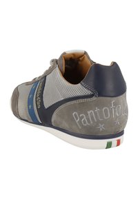 Herrskor i grå mocka och nät med marinblå detaljer. Funktioner som broderad logotyp, blå rand och italiensk flagga på hälen.