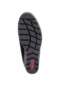 Zwarte rubberen zool met een gestructureerd grip patroon, met een bruine accent en rode "rieker" branding. Nummer "37" zichtbaar op de zool.