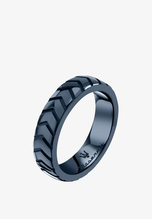 Anello nero con motivo del battistrada del pneumatico all’esterno e la scritta "Maserati" incisa all’interno con il logo del tridente Maserati.