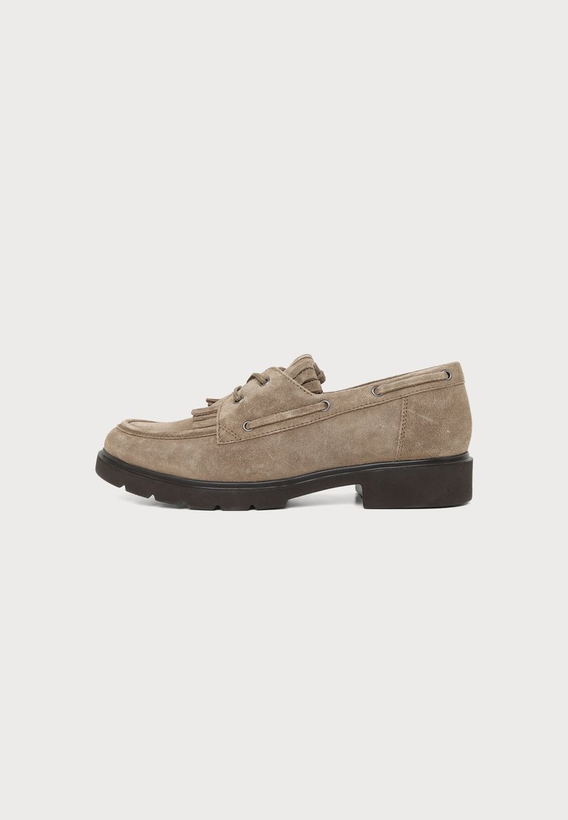 Mocassin en daim beige avec détails en franges et lacets, semelle noire, petit talon, présenté de profil sur fond blanc.