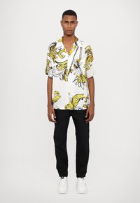 Versace Jeans Couture BAROC OUTLINE MACRO - Camicia - white/gold