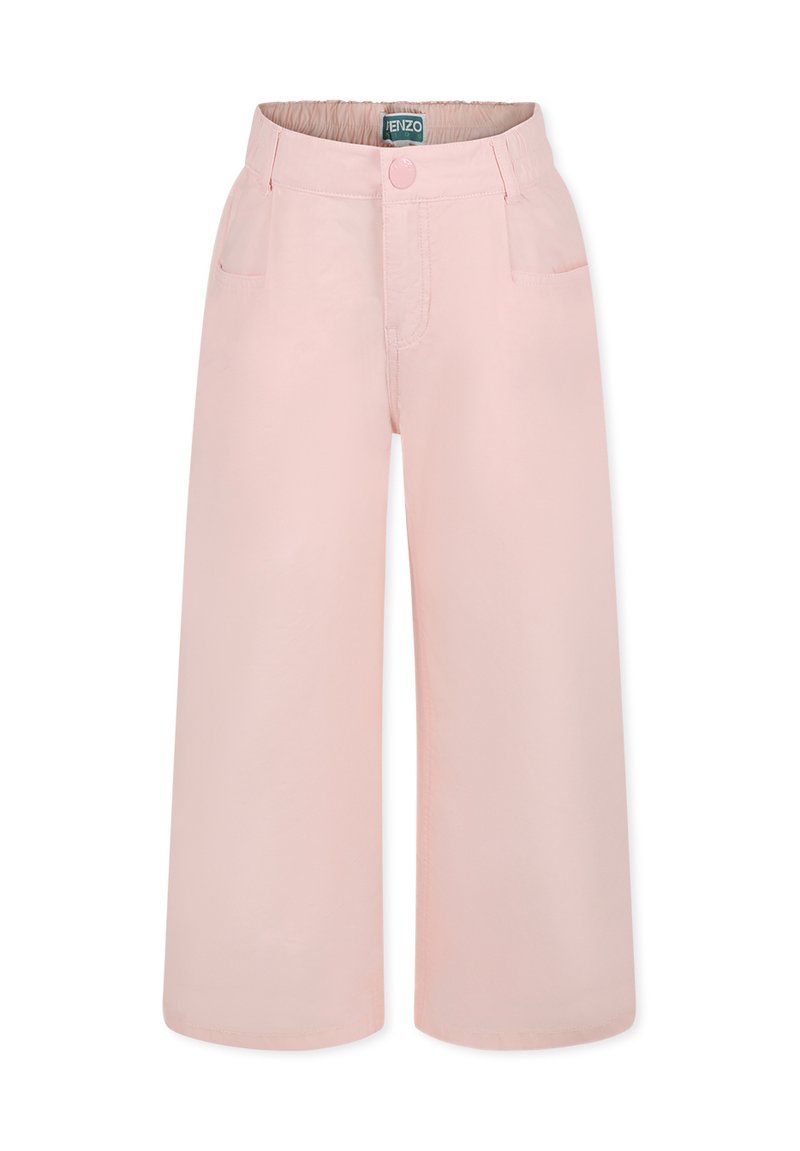 Pantalon en tissu rose doux au design à large jambe ; possède une taille élastique, une fermeture à bouton et des poches avant. Texture lisse.