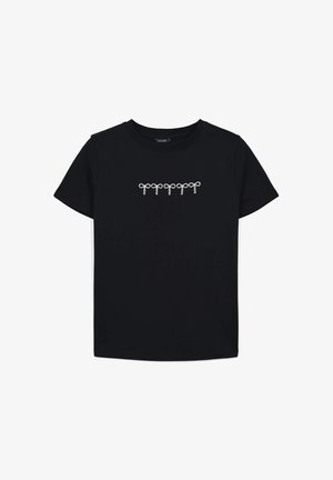 T-shirt in cotone nero con maniche corte, caratterizzato da una stampa grafica bianca che presenta cinque fiocchi sul petto. Collo a giroclassico.