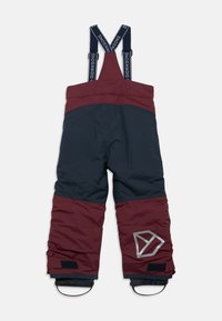 Zimske hlače s podešivim mornarskim naramenicama, s maroon gornjim dijelom i mornarskim donjim dijelom, tekstura tkanine i srebrni detalj logotipa.