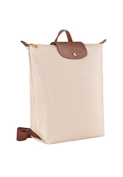 Beige Nylon-Rucksack mit braunem Lederklappen, goldenen Beschlägen und einem oberen Griff. Verfügt über einen Reißverschluss und einen verstellbaren seitlichen Gurt.