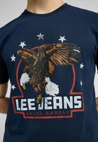 Lee SHORT SLEEVE ESSENTIAL GRAPHIC  - Printtipaita - rivet navy